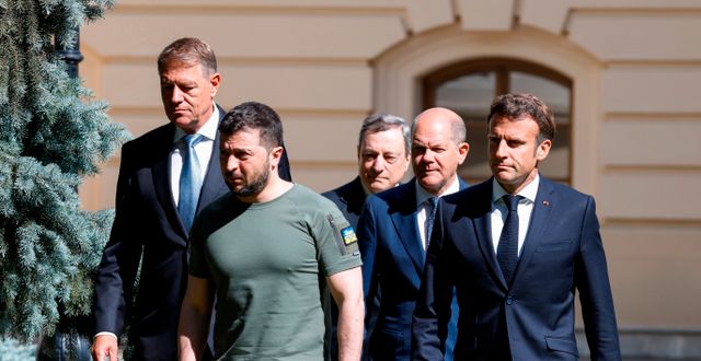 Volodymyr Zelenskyj (andre från vänster) och Mario Draghi (tredje från vänster) med andra europeiska ledare i Kyiv i juni. Ludovic Marin / AP