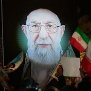 Demonstranter med en bild på ayatolla Ali Khamenei. Bild från Irak.