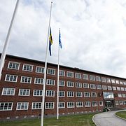 Fagersta kommun flaggar på halv stång dagen efter att en 17-årig flicka dödats och flera andra skadats av en man med svärd i Brinellskolan.