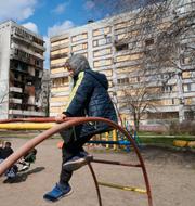 Barn utanför en skadad byggnad i östra Ukraina. Efrem Lukatsky / AP