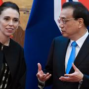 Nya Zeelands premiärminister Jacinda Arden och Kinas premiärminister Li Keqiang träffas i Peking.