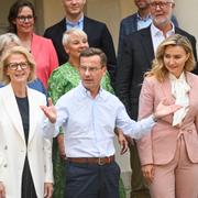 ​Statsminister Ulf Kristersson (M) med sin regering på Harpsund i augusti 2023.