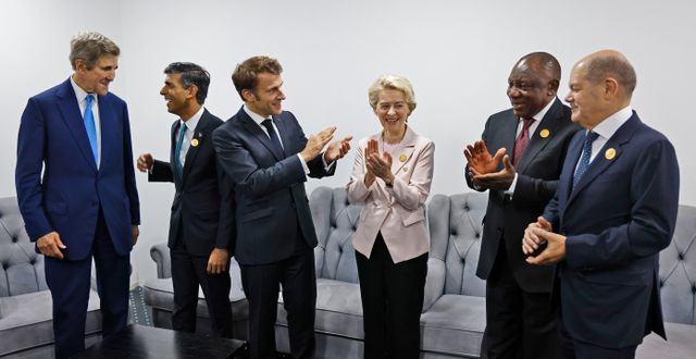 John Kerry, Rishi Sunak, Emmanuel Macron,  Ursula von der Leyen, Cyril Ramaphosa och Olaf Scholz.  Ludovic Marin / AP