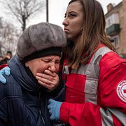 En kvinna blir omhändertagen efter en rysk attack.  Evgeniy Maloletka / AP