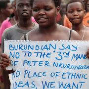 Burundier protesterar mot presidenten 2015. 