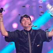 JJ med prisstatyetten – han vann Eurovision Song Contest 2025. 
