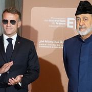 Frankrikes president Emmanuel Macron och sultanen av Oman Haitham bin Tariq i Paris 29 juni i år.