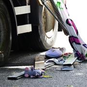 Ambulans och polis på plats efter att ett räcke på ett studenflak gett vika vid Heden i Göteborg.