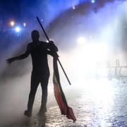 Vattenkanon vid nattens demonstrationer i Hamburg.