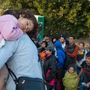 Migranter tar sig över gränsen till Ungern