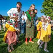 Traditionsenligt firande runt midsommarstången i Tibble dagen före den stora högtidsdagen Midsommarafton. 
