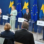 Linda Lindberg (SD), energi- och näringsminister Ebba Busch (KD), statsminister Ulf Kristersson (M), och arbetsmarknads- och integrationsminister Johan Pehrson (L) presenterar nyheten om slopad flygskatt den 3 september.