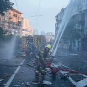 Brandman släcker en brand i Kyiv som uppstått efter en rysk attack den 10 juli.