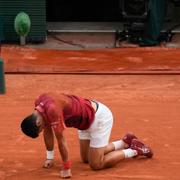 Novak Djokovic ramlar och slår knäet under måndagens match.