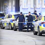 Polisen på plats på Baltzarsgatan i centrala Malmö på tisdagen efter att två män hittats skadade.