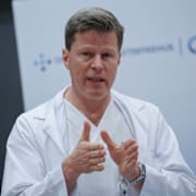 Are Martin Holm vid pressträffen om Mette-Marits hälsa.