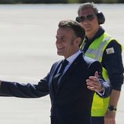 Macron välkomnas till Cypern av landets president Nikos Christodoulides.