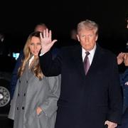 Donald Trump anländer till Washington med sin fru Melania Trump och deras son Barron.