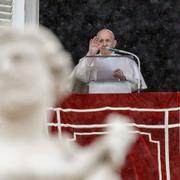 Påve Franciskus ger välsignelsen på Petersplatsen på söndagen. 