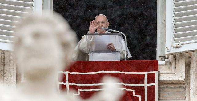 Påve Franciskus ger välsignelsen på Petersplatsen på söndagen.  Gregorio Borgia / TT NYHETSBYRÅN