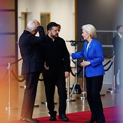 Europeiska rådets ordförande Antonio Costa, Ukrainas president Volodymyr Zelenskyj och EU-komissionens ordförande Ursula von der Leyen i Bryssel på fredagen.