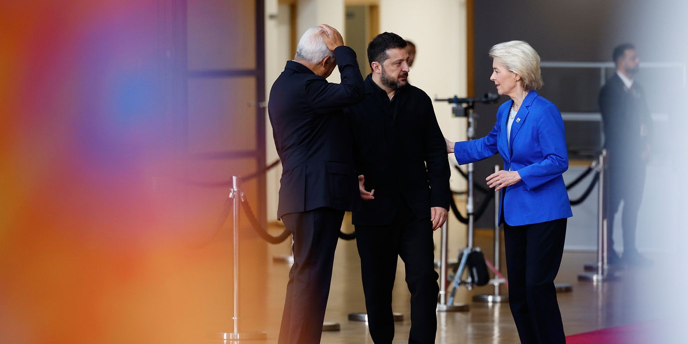 Europeiska rådets ordförande Antonio Costa, Ukrainas president Volodymyr Zelenskyj och EU-komissionens ordförande Ursula von der Leyen i Bryssel på fredagen.