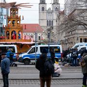 Polis- och pressuppbåd i Magdeburg.