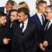 Ukrainske ledaren Volodymyr Zelenskyj  tillsammans med franska presidenten Emmanuel Macron och Storbritanniens premiärminister Keir Starmer på toppmötet i Paris tidigare i veckan. 