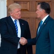 Donald Trump skakar hand med Mitt Romney.