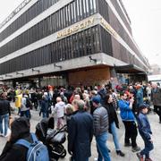 Människor passerar vid Åhlénsvaruhuset på Drottninggatan i Stockholm, några dagar efter terrordådet.