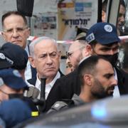 Premiärminister Benjamin Netanyahu besöker platsen för attacken.