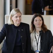 Statsminister Magdalena Andersson (S) och pressekreterare Mirjam Kontio på väg till regeringsförklaringen i riksdagen där den tillträdande statsministern skall avge en regeringsförklaring i kammaren och anmäla vilka övriga statsråd som ska ingå i regeringen.