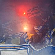 Efter 10 minuter startar Blåvitts klack, fans, supportar sång, tifo och pyroteknik, vilket leder till spelavbrott, under måndagens fotbollsmatch i allsvenskan mellan Örgryte IS Fotboll och IFK Göteborg.