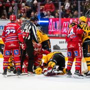 Skellefteås målvakt Gustaf Lindvall och Oskar Nilsson i brottningsmatch mot Timrås Oliver Kapanen.
