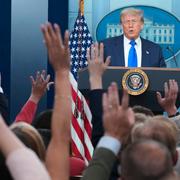 President Donald Trump i Vita Husets pressrum.