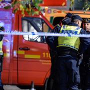 Polis vid utrymda gallerian på Liljeholmstorget i Stockholm på onsdagen sedan polisen spärrat av gallerian på grund av en misstänkt påse.