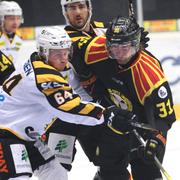 Skellefteås Jonathan Pudas i kamp med Brynäs Jonathan Granström.