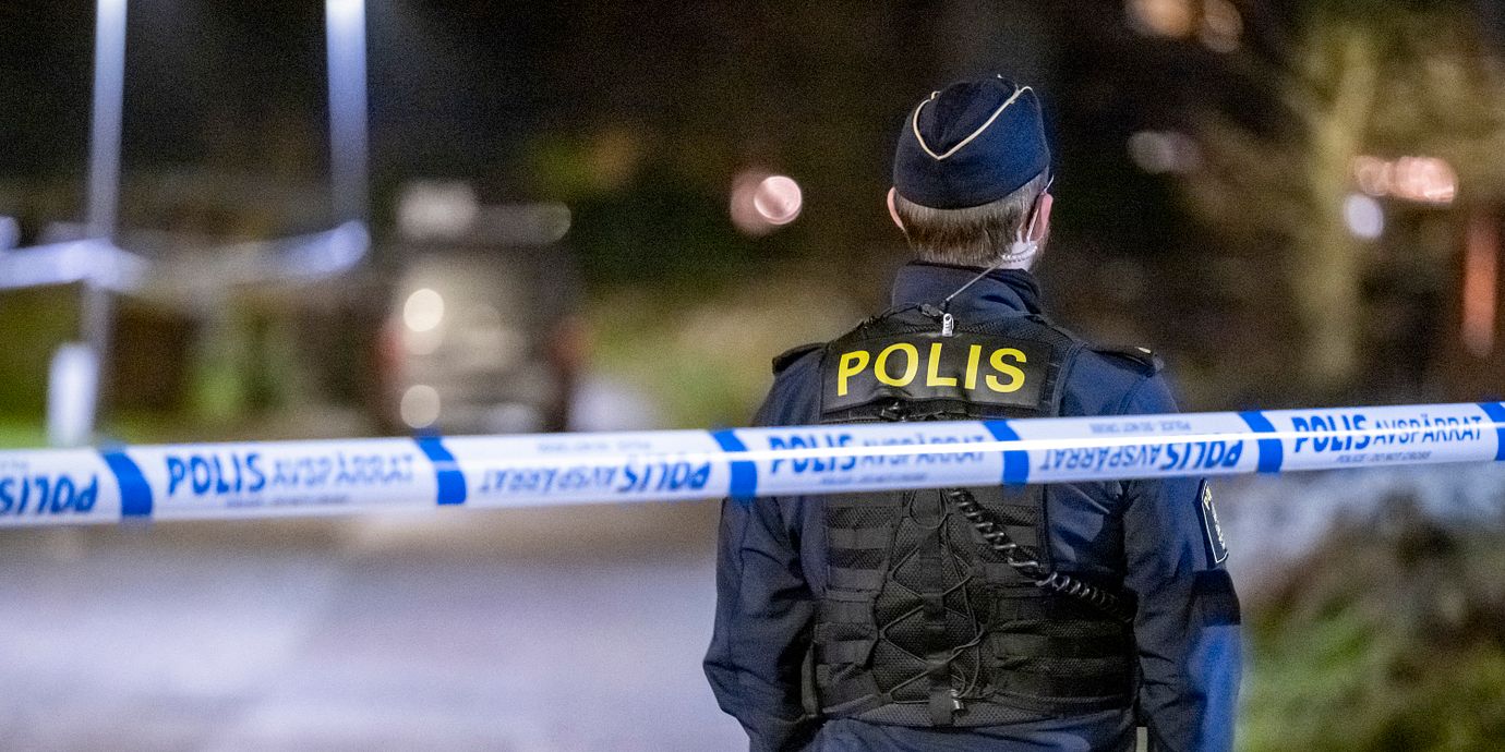 Polis på en brottsplats. Genrebild.