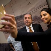 Den turkiska toppolitikern Mehmet Mehdi Eker i Sverige, Simit Sarayi passar på att ta en selfie i Skärholmens centrum i södra Stockholm.