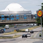 Ett tunnelbanetåg passerar över väg 73. Arkivbild.