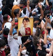 Anhängare till den tidigare ledaren Aung San Suu Kyi demonstrerade mot militärjuntan på tvåårsdagen av kuppen. Sakchai Lalit / AP