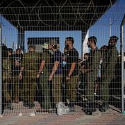 IDF-soldater utanför den israeliska militärbasen Sde Teiman i södra Israel.