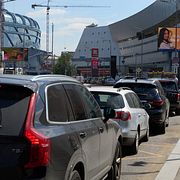 Bilar i kö vid en bensinstation i Moskva.