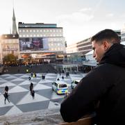 Mohamed Janati, 18 år från Marocko, tittar ut över Sergels Torg. Han levde förut på gatan men har varit drogfri i ett år och är på väg att skapa sig en hållbar tillvaro.