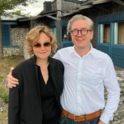 Manusförfattaren Sara Johnsen och regissören Tomas Alfredson utanför Ingmar Bergmans hem på Fårö