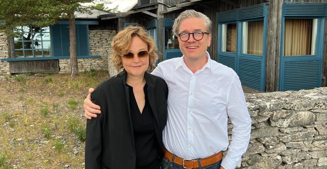 Manusförfattaren Sara Johnsen och regissören Tomas Alfredson utanför Ingmar Bergmans hem på Fårö Göran Danasten/SVT
