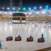 Helgedomen Kaba vid moskén Masjid-ul-Haram i Mecka förbereds för pilgrimer.