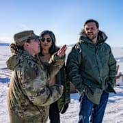 JD Vance med sin hustru Usha Vance vid ett besök på den amerikanska militärbasen Pituffik på Grönland i mars förra året.