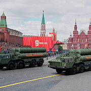 Till vänster: Robotförsvarssystemet S-400 Triumf under en parad i Moskva 2025. Till höger: Jörgen Elfving.