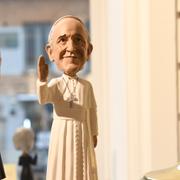 Ärkebiskop Antje Jackelén och Påve Franciskus som souvenirdockor sälj i en bokhandel i Lund.